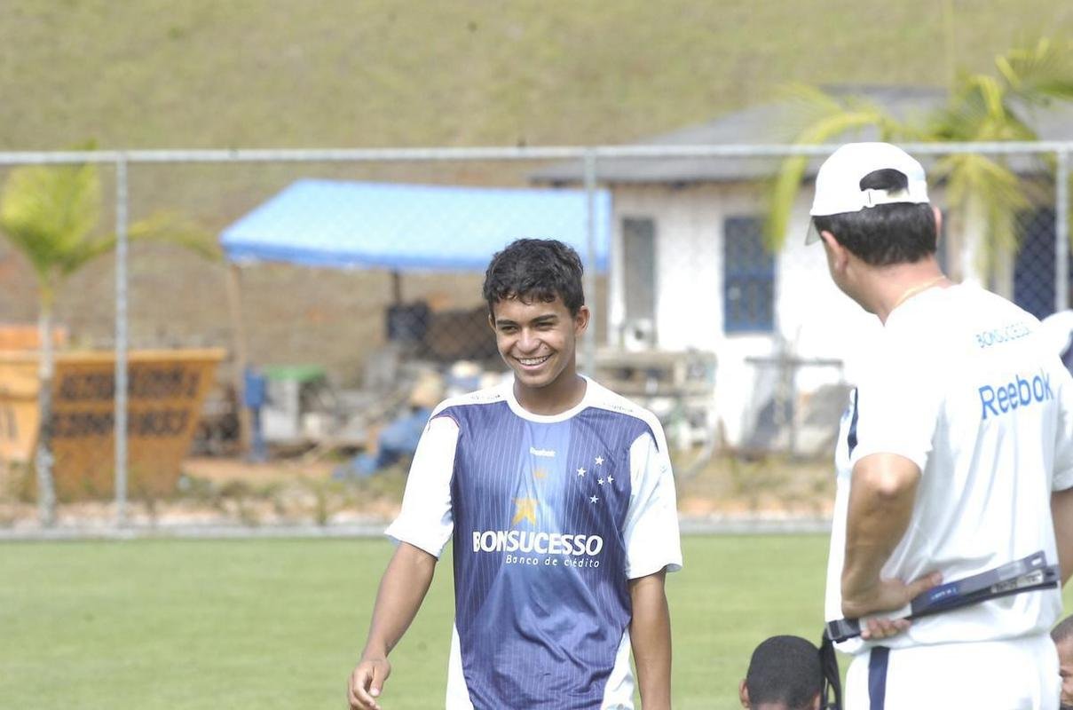 Atacante Dudu esteve nas categorias de base do Cruzeiro de 2005 at 2009, quando recebeu oportunidade entre os profissionais. Posteriormente, em 2010, foi emprestado ao Coritiba. Retornou  Raposa em 2011 e foi vendido ao Dnamo de Kiev meses depois.