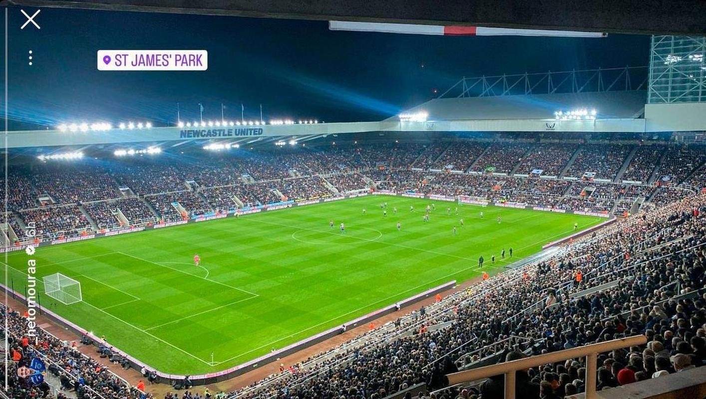 O volante Neto Moura, um dos destaques do Cruzeiro para 2023, publicou uma foto no St James Park, est�dio do Newcastle, da Inglaterra.