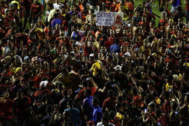 Com a conquista do acesso, a torcida do Sport extravasou e fez a festa no gramado da Ilha do Retiro