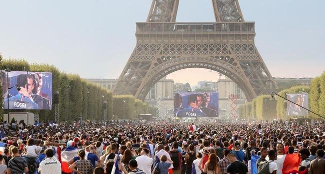 Torcedores franceses tomaram principais pontos tur�sticos e avenidas de Paris para celebrar o bi mundial