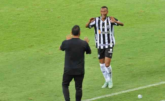 Ademir celebra com Mohamed aps gol da vitria no clssico contra Cruzeiro