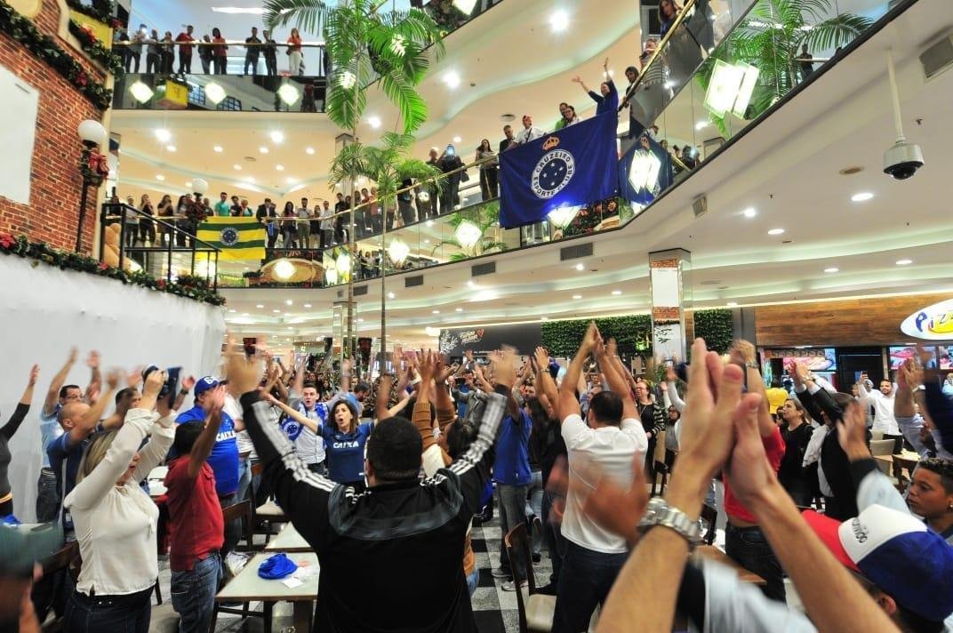 Flash mob da torcida do Cruzeiro no Diamond Mall, shopping do Atltico em Belo Horizonte