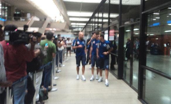 Delegao do Cruzeiro desembarcou em Confins na noite desta quinta-feira