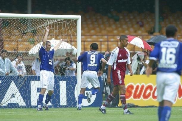 Com o ttulo brasileiro confirmado, o Cruzeiro fez no dia 7 de dezembro de 2003 o jogo da taa e das faixas contra o Fluminense, no Mineiro. Com show de Alex, autor de dois gols, o time celeste goleou os cariocas por 5 a 2 e promoveu nova festa da torcida azul em Belo Horizonte. Jogadores finalmente ergueram a taa oficial do Campeonato Brasileiro, cedida pela CBF, e deram a volta olmpica. Os campees brasileiros de 1966 tambm participaram das comemoraes no Gigante da Pampulha.