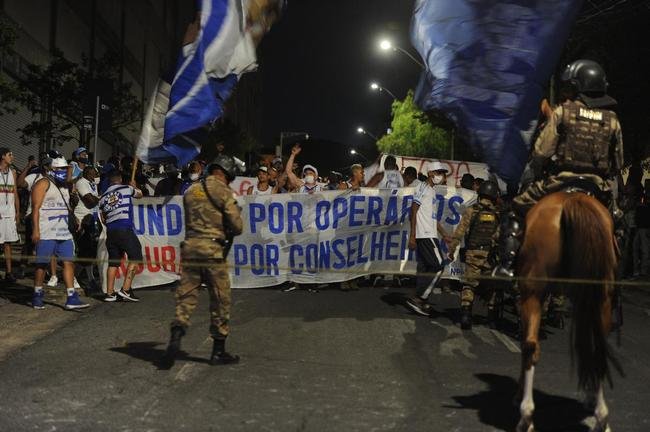 Torcida do Cruzeiro mira Srgio, Deivid e conselheiros em protesto no Horto, antes do jogo diante do Operrio-PR, pela Srie B
