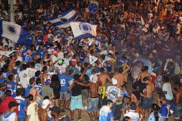 O jogo entre Cruzeiro e Bahia, no Mineiro, foi marcado no somente pela entrega do trofu ao campeo brasileiro, mas tambm por diversas confuses. Integrantes de duas torcidas organizadas entraram em confronto violento do lado de fora do estdio. A Polcia Militar agiu rpido e teve muito trabalho para conter os vndalos. Foi, inclusive, formado um bloqueio com o intuito de evitar mais problemas. Os cruzeirenses que aparecem na galeria de imagens registradas pelo reprter fotogrfico Marcos Vieira esto protegidos pelo cerco, pois no se envolveram em brigas e estavam apenas se retirando do local.