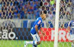 Ramn bila marcou o gol do Cruzeiro aos dois minutos do segundo tempo