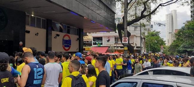 Na regio da Savassi, em BH, torcedores vibram com vitria do Brasil sobre a Sua, por 1 a 0, pela segunda rodada do Grupo G da Copa do Mundo do Catar