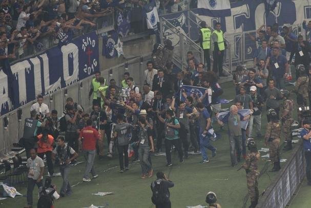 Depois da vitria por 5 a 3 nos pnaltis, que teve Fbio como heri, jogadores e comisso tcnica comemoraram muito no gramado do Mineiro. Capito Henrique ergueu a taa do penta no Gigante