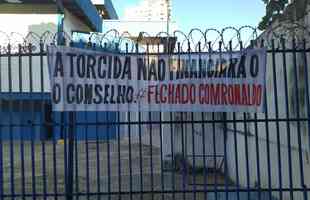 Torcida do Cruzeiro foi em peso ao Parque Esportivo do Barro Preto para fazer pressão pela aprovação da venda da SAF a Ronaldo