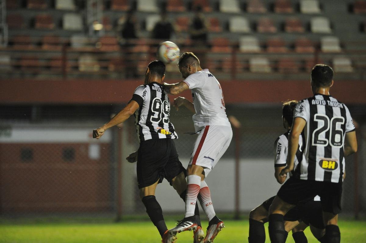Villa Nova e Atltico se enfrentaram no Alapo do Bonfim, em Nova Lima, pelo Campeonato Mineiro
