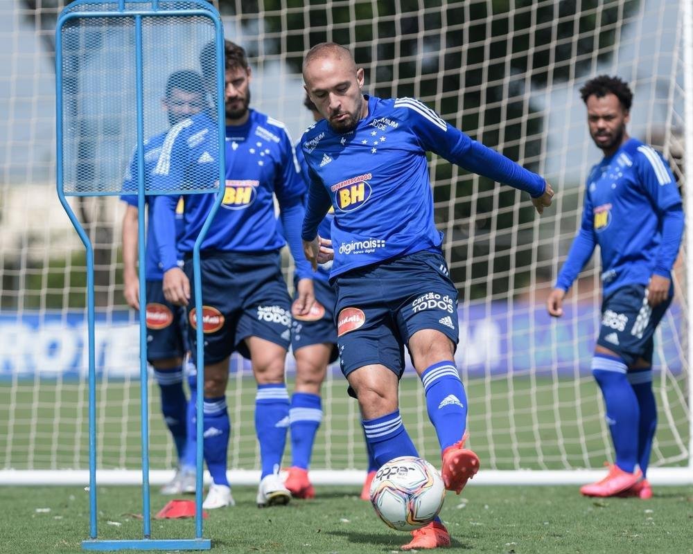 Fotos do primeiro treino de Rafael Sobis na volta ao Cruzeiro, nesta segunda