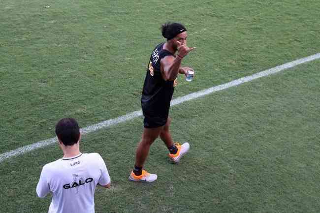In late September, Ronaldinho suffered serious injuries.
