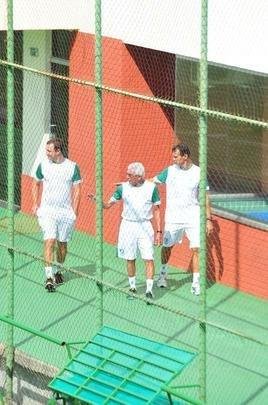 O Amrica se reapresentou nesta quinta-feira para a prxima temporada. Alm de j contar com os reforos, o Coelho mostrou o novo uniforme de treino, da Sparta, marca-prpria do clube