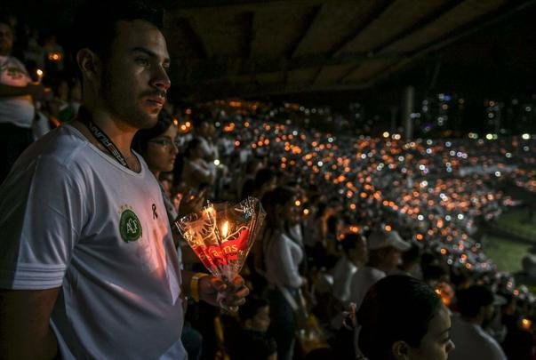 Lugar destinado a futebol e muita alegria, o Estdio Atanasio Girardot foi palco de homenagens e emoo. Com roupas brancas e flores nas mos, torcedores do Atltico Nacional fizeram viglia no local que seria, nesta quarta-feira, palco do jogo de ida da final da Copa Sul-Americana. Mas o desastre areo que matou grande parte da delegao da Chapecoense, convidados e jornalistas brasileiros impediu a realizao da festa. No lugar da bola rolando, tristeza e solidariedade. E milhes de entusiastas do esporte espalhados por todo o planeta dispostos a desejar fora  Chape. As imagens acima mostram que tudo isso  muito mais que futebol. O Nacional, atual campeo da Copa Libertadores, mostra todo o seu apoio ao clube catarinense, agora em busca de reconstruo para tocar seu caminho
