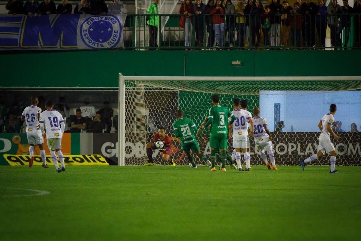 Cruzeiro perde para Chapecoense em jogo que teve atraso por causa de pane em refletores