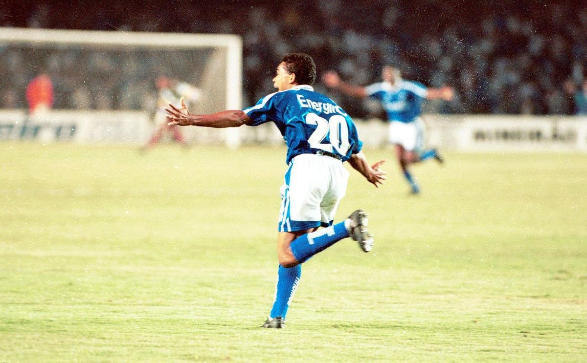 Aps empate sem gols no Peru, o jogo decisivo da Copa Libertadores da Amrica de 1997 ocorreu no Mineiro, diante de mais de 95 mil torcedores. O bicampeonato continental veio com vitria por 1 a 0 sobre o Sporting Cristal. O gol, imortalizado na memria celeste, foi marcado por Elivelton, aos 30 minutos do segundo tempo, em chute de fora da rea. 
