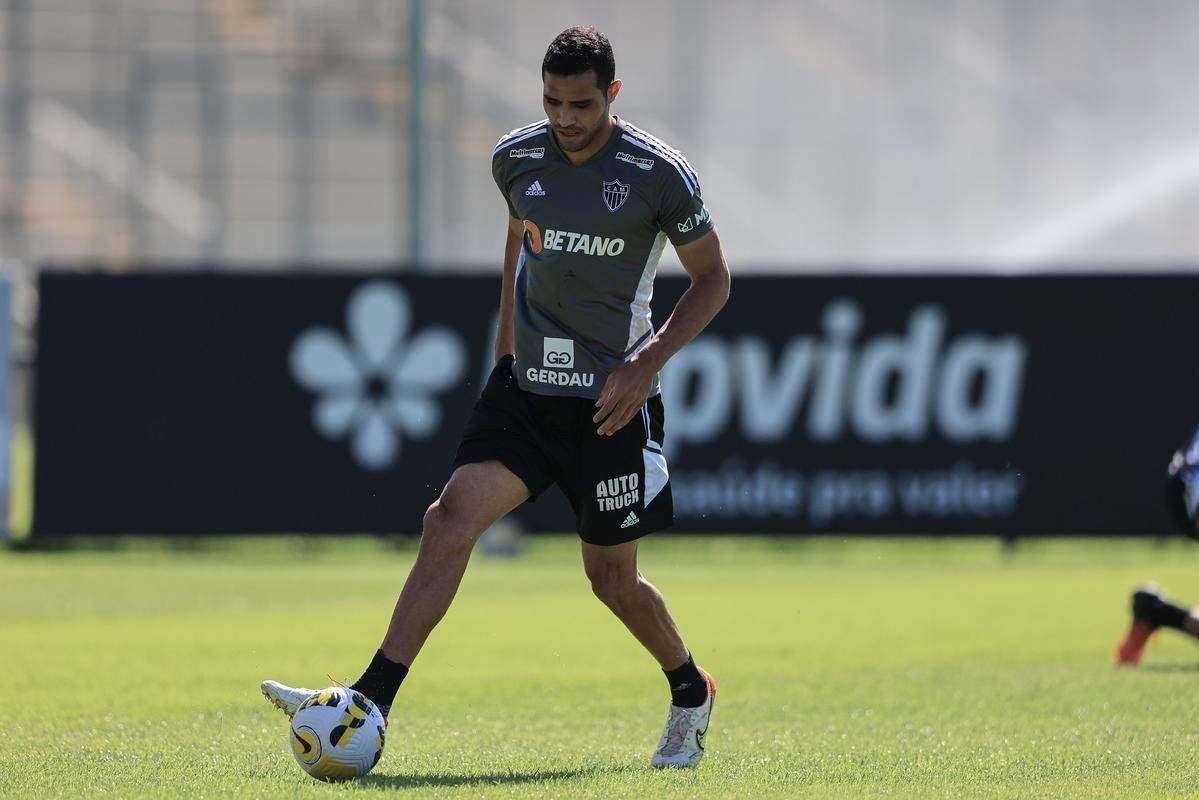 Nesta quinta-feira (28), o Atltico realizou o terceiro treino na Cidade do Galo aps o retorno de Cuca. Durante a atividade, o treinador conversou com o presidente do clube, Srgio Coelho.