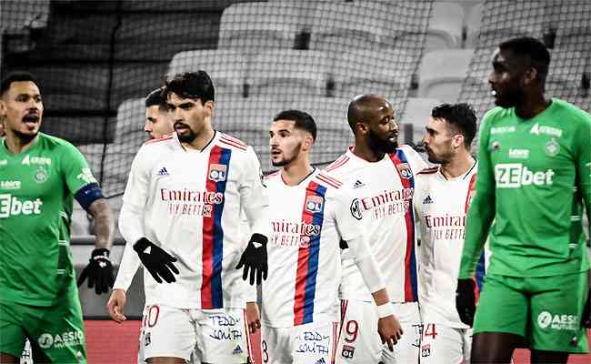 Lyon bate o Saint tienne e afunda rival na lanterna do Campeonato