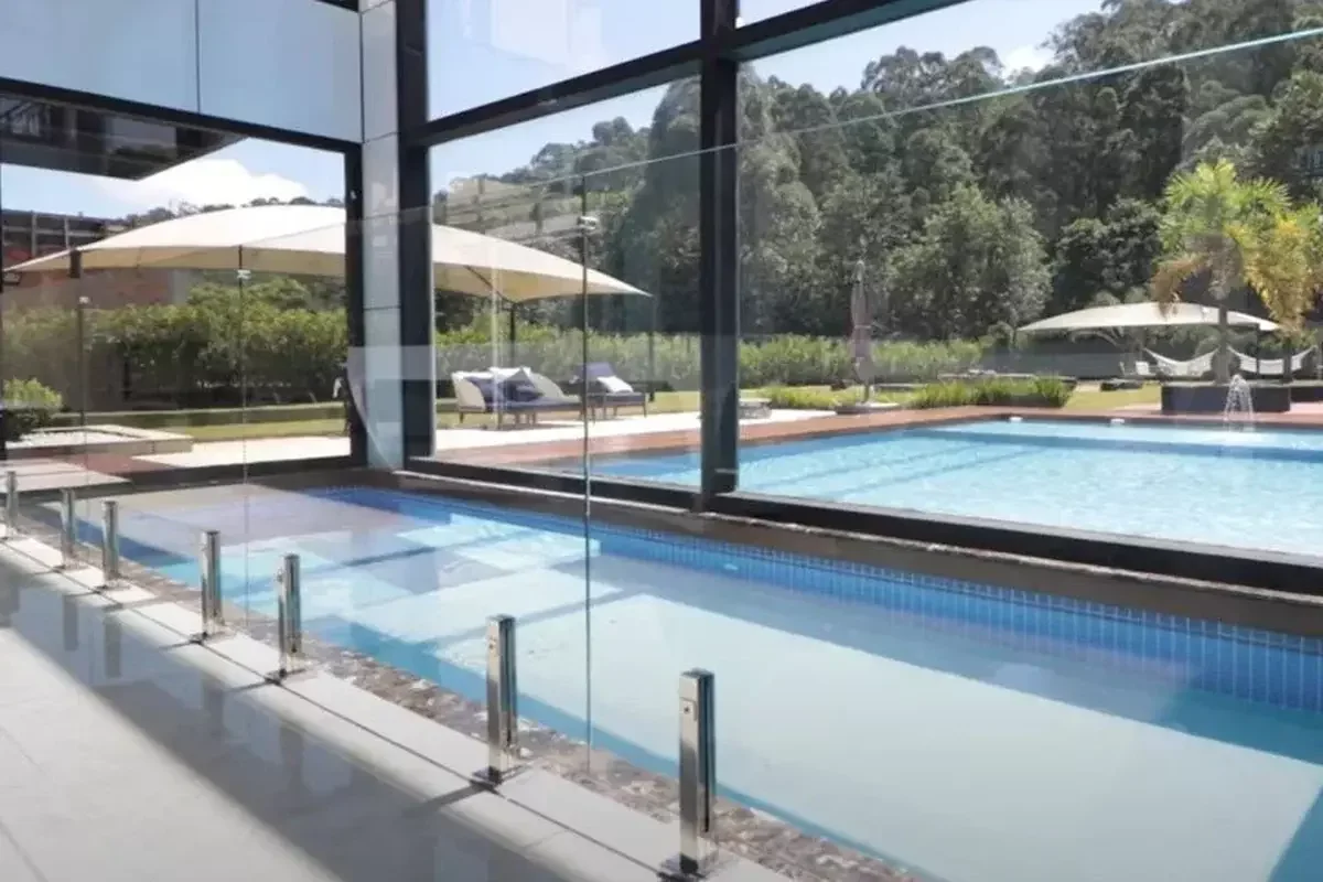 Imagens da manso em So Paulo que est  venda pelo atacante Luiz Adriano, do Internacional