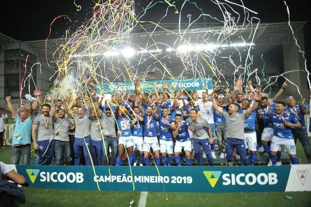 Entrega de medalhas e erguimento da taa: veja a festa do Cruzeiro com o bi do Mineiro