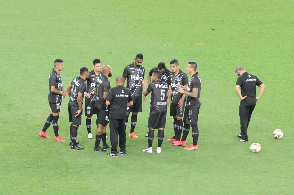 Fotos do jogo entre Cruzeiro e Ponte Preta, no Mineiro, em Belo Horizonte, pela 12 rodada da Srie B do Campeonato Brasileiro