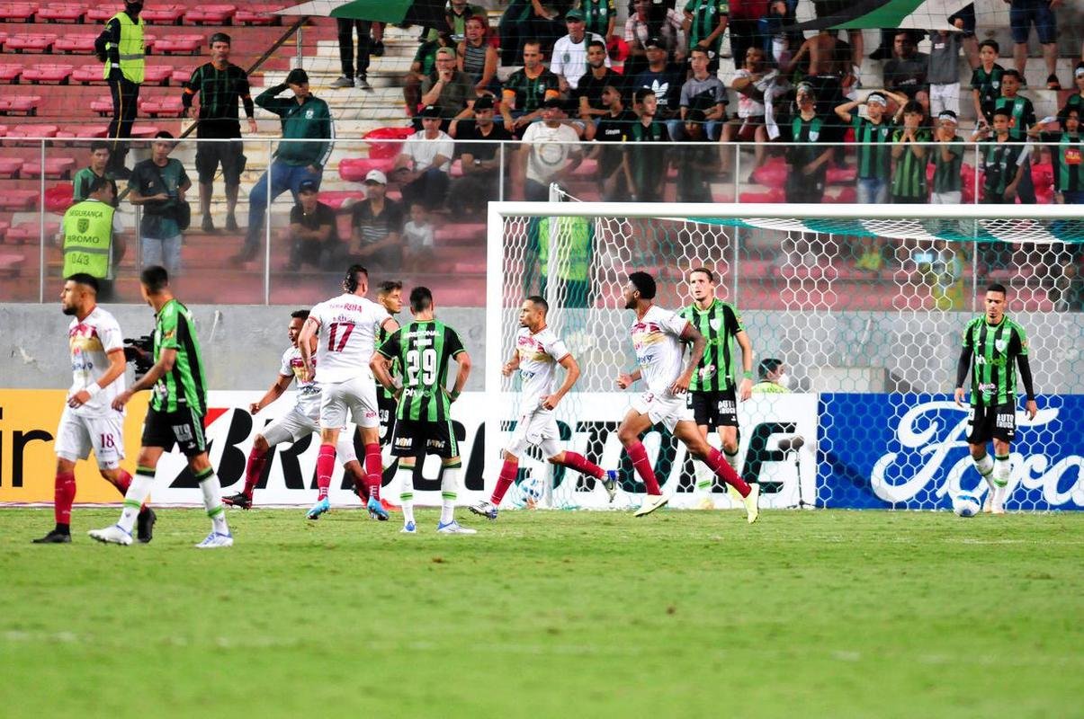 Desolao dos jogadores do Amrica, no Independncia, com a derrota por 3 a 2 para o Tolima, de virada, pela terceira rodada do Grupo D da Copa Libertadores. Coelho esteve  frente do placar duas vezes, mas permitiu reao dos colombianos no Horto. Situao do time mineiro  complicada na competio.