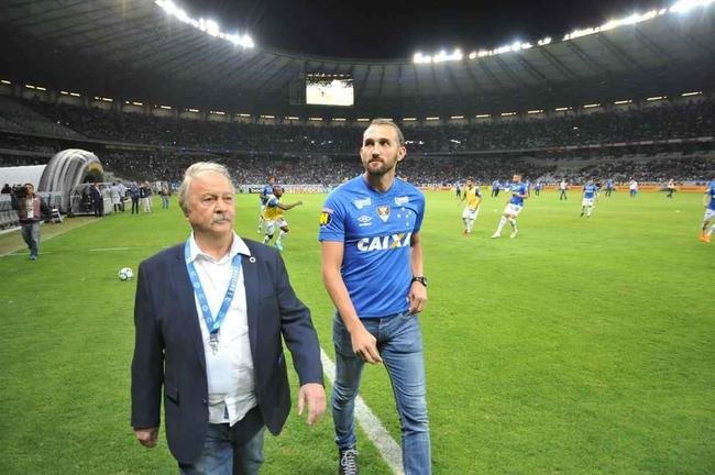 Atacante Barcos, novo reforo do Cruzeiro, foi ao Mineiro, assistiu  partida contra o Atltico-PR pela Copa do Brasil e foi apresentado  torcida pelo presidente Wagner Pires de S