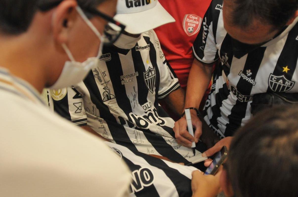 Novo reforo do Atltico, zagueiro uruguaio Diego Godn recebe carinho da torcida no desembarque em Confins