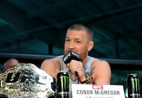 Com presença de imprensa e fãs, Conor McGregor e Nate Diaz participam de conferência em Los Angeles e esquentam clima para duelo no UFC 196