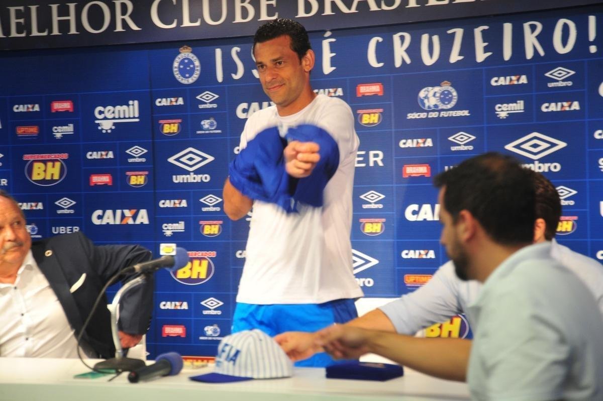 Fred foi apresentado no Cruzeiro pelo presidente Wagner Pires de S e pelo vice Itair Machado