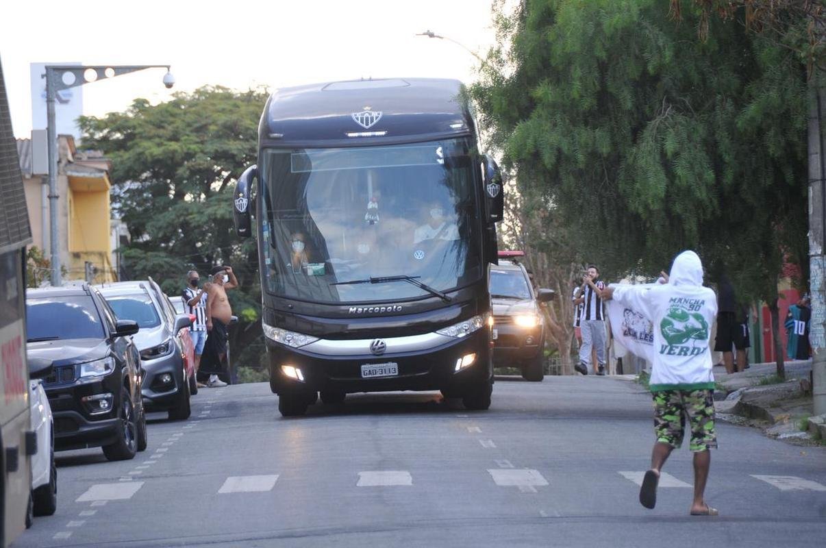 Chegadas de Amrica e Atltico ao Independncia para o jogo de ida da final do Campeonato Mineiro. Delegaes foram recebidas por alguns torcedores no Horto, em BH (Juarez Rodrigues/EM/D. A Press)