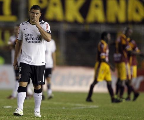 Ronaldo viu o Corinthians ser eliminado da Libertadores pelo Tolima, na Colmbia, ainda na fase preliminar, algo at ento indito para os clubes brasileiros na histria do torneio continental
