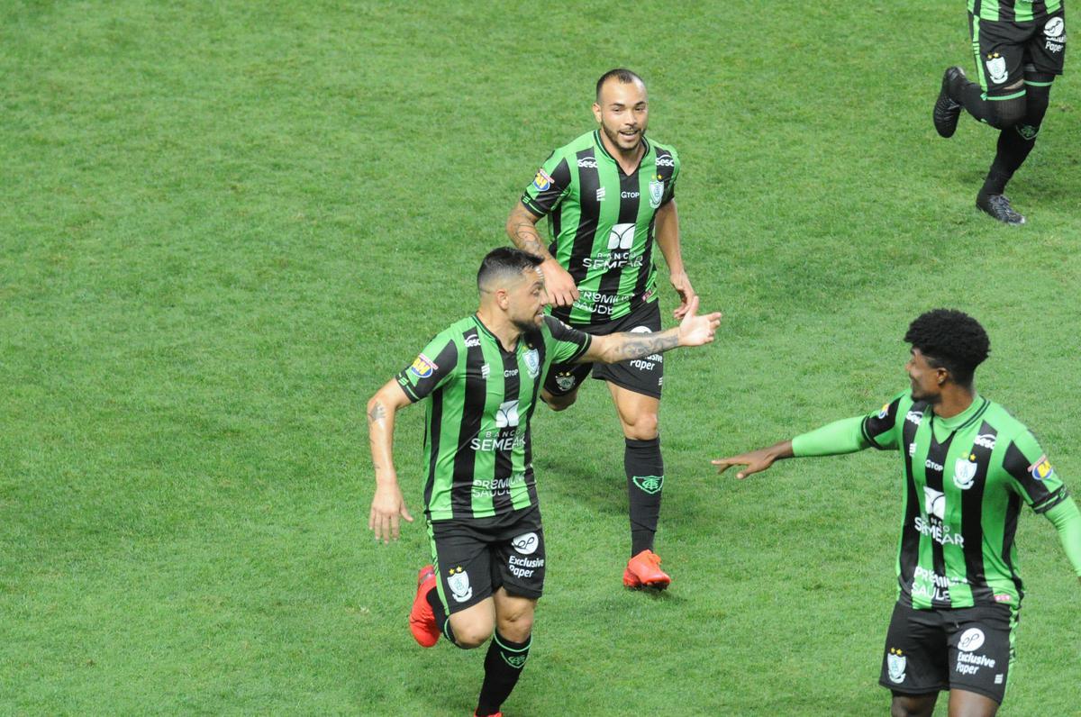 Fotos do duelo entre Amrica e Ponte Preta, no Independncia, em Belo Horizonte, em jogo de volta da quarta fase da Copa do Brasil