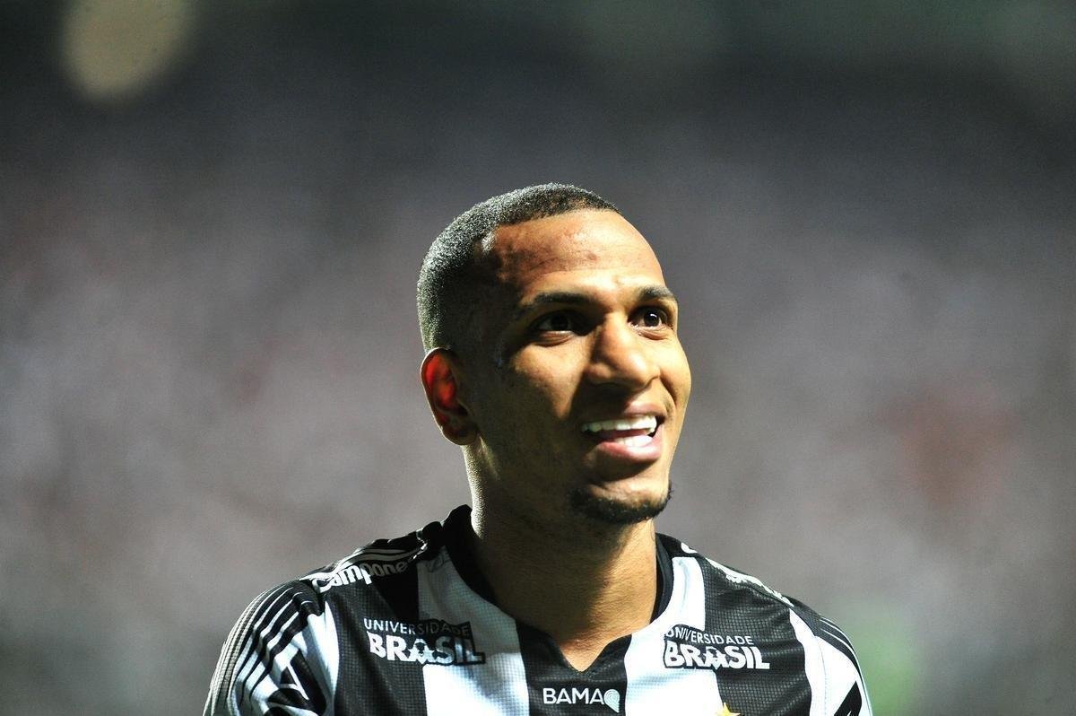 Galo deslanchou no segundo tempo com gols de Fbio Santos, de pnalti, e Vinicius