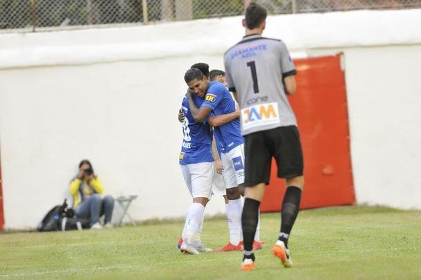 Fotos do duelo entre Villa Nova e Cruzeiro, neste domingo