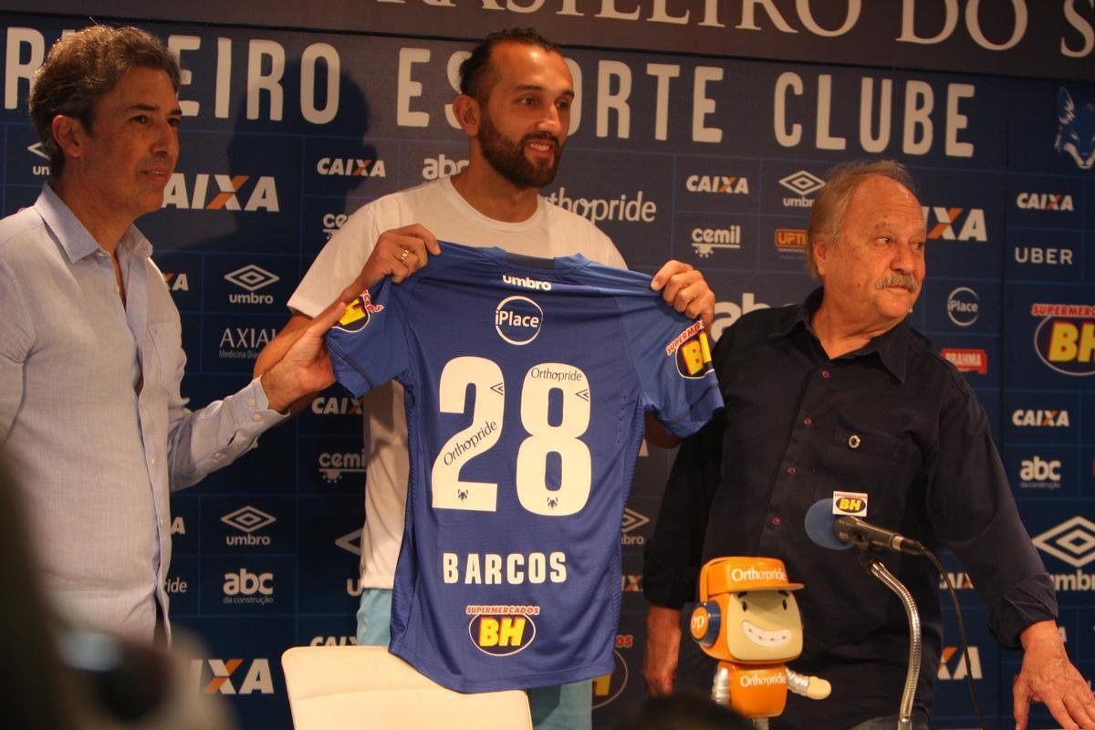 Atacante Barcos, o 'Pirata', vestiu a camisa 28 do Cruzeiro e falou sobre desejo de conquistar muitos ttulos
