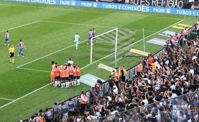 Corinthians bateu o Fortaleza em casa e assumiu a liderança do Campeonato Brasileiro