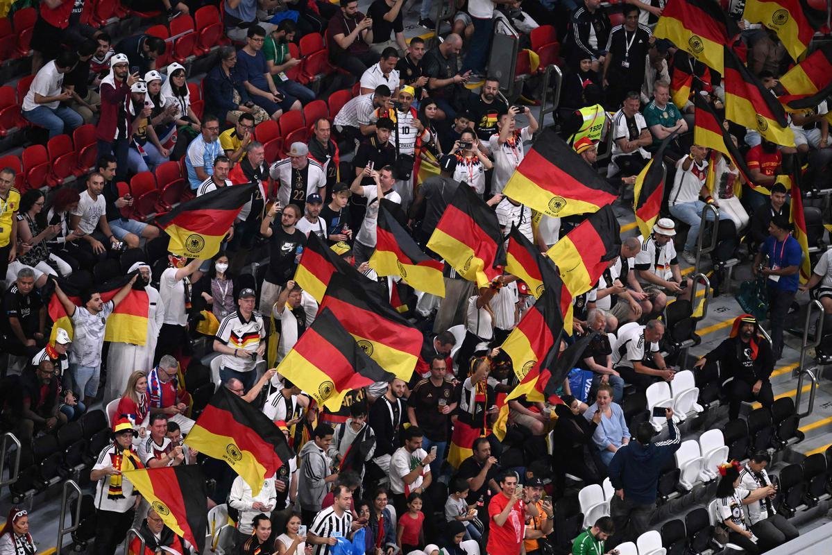 Costarriquenhos e alemes na partida pelo Grupo E da Copa do Mundo, no Estdio Al Bayt, em Al-Khor