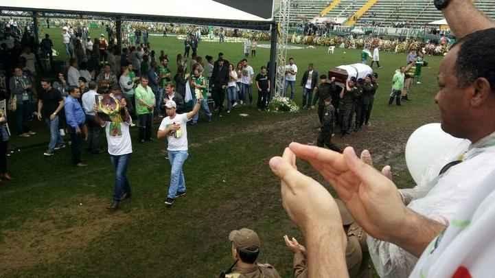 Depois de homenagens, corpos deixaram a Arena Condá. Muitos serão transferidos para cidades de origem das vítimas