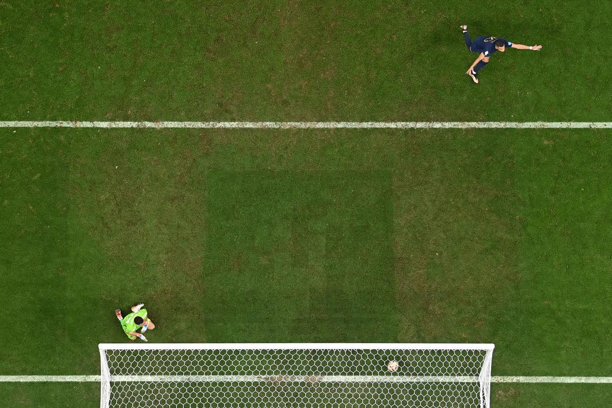De pnalti, Mbapp marca o seu terceiro gol na final durante a prorrogao e empata para a Frana diante da Argentina: 3 a 3