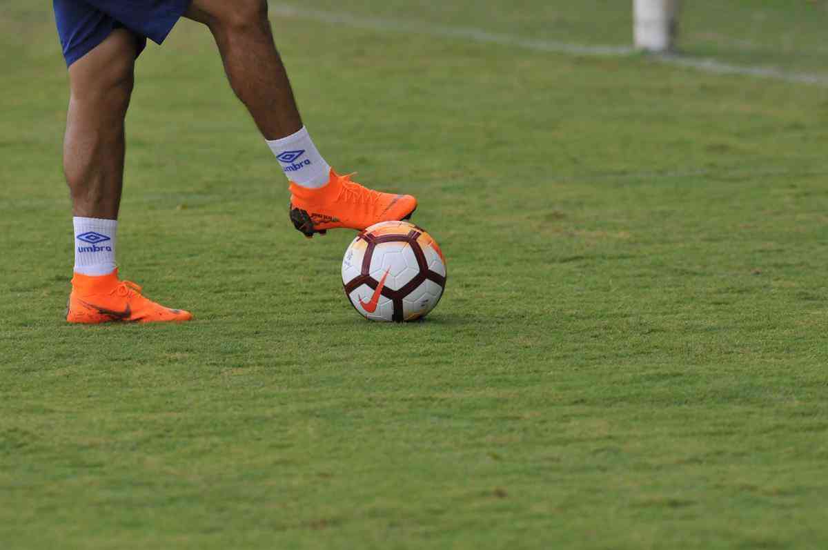 Cruzeiro treina com bola da Copa Libertadores (Juarez Rodrigues/EM D.A Press)