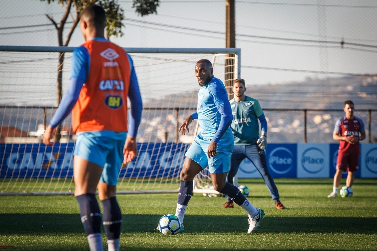 Depois de vencer o Amrica por 3 a 1 no Mineiro, o Cruzeiro se reapresentou na tarde desta sexta-feira, na Toca da Raposa II. Como de praxe, os titulares realizaram treinamento regenerativos na academia. J os reservas estiveram em campo para atividade tcnica sob orientao de Mano Menezes. O treinador, inclusive, passou a maior parte do trabalho em conversa reservada com o vice-presidente de futebol Itair Machado. O prximo compromisso do clube  contra o Atltico-PR, no domingo, s 19h, no Gigante da Pampulha. 