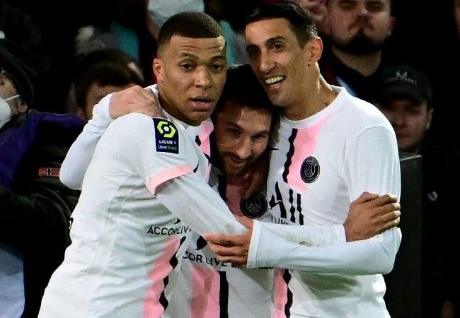 Autor de gola�o por cavadinha, Messi � abra�ado por Mbapp� e Di Mar�a