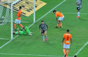 Fotos do gol de Nathan, do Atltico, sobre o La Guaira, no Mineiro: 4 a 0