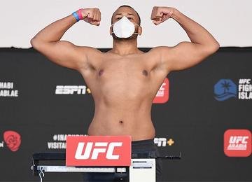 Mineiro supera desafio da balança e confirma duelo nos pesados