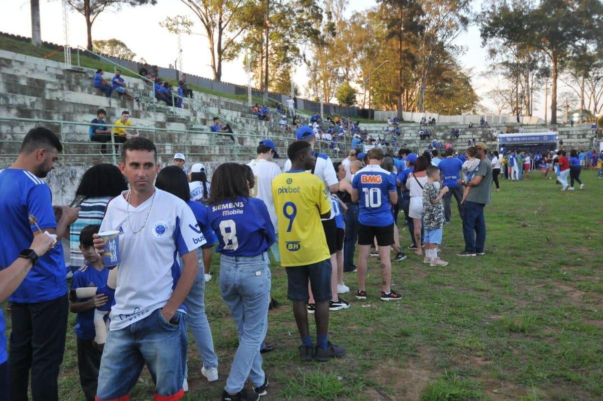 Caravana do Cruzeiro em Conselheiro Lafaiete, com a presena de Ronaldo Fenmeno. Milhares de torcedores cruzeirenses compareceram ao Parque de Exposies Tancredo Neves para prestigiar o evento oficial do clube