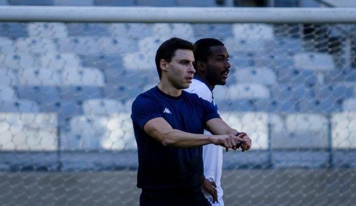 Com estreia marcada para o Mineiro na noite desta quarta-feira, no jogo entre Cruzeiro e Santos, pela Copa do Brasil, o VAR (rbitro de vdeo) foi testado em treino da equipe Sub-20 do clube celeste na tarde desta tera-feira. A equipe de juzes foi liderada por Rodolpho Toski Marques, que tambm ser o responsvel no duelo entre mineiros e paulistas. A iniciativa realizada faz parte das exigncias da FIFA para que a utilizao do VAR seja homologada no estdio. Durante as atividades, foram revisados lances de pnalti, impedimentos e aplicao de cartes, dentre outras situaes de jogo