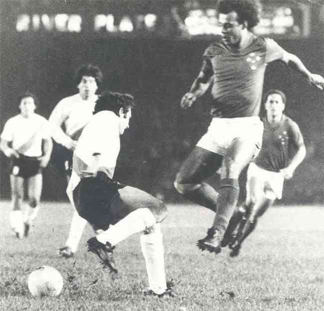 Joãozinho em lance do 1º jogo da final da Libertadores de 1976, vencido pelo Cruzeiro por 4 a 1