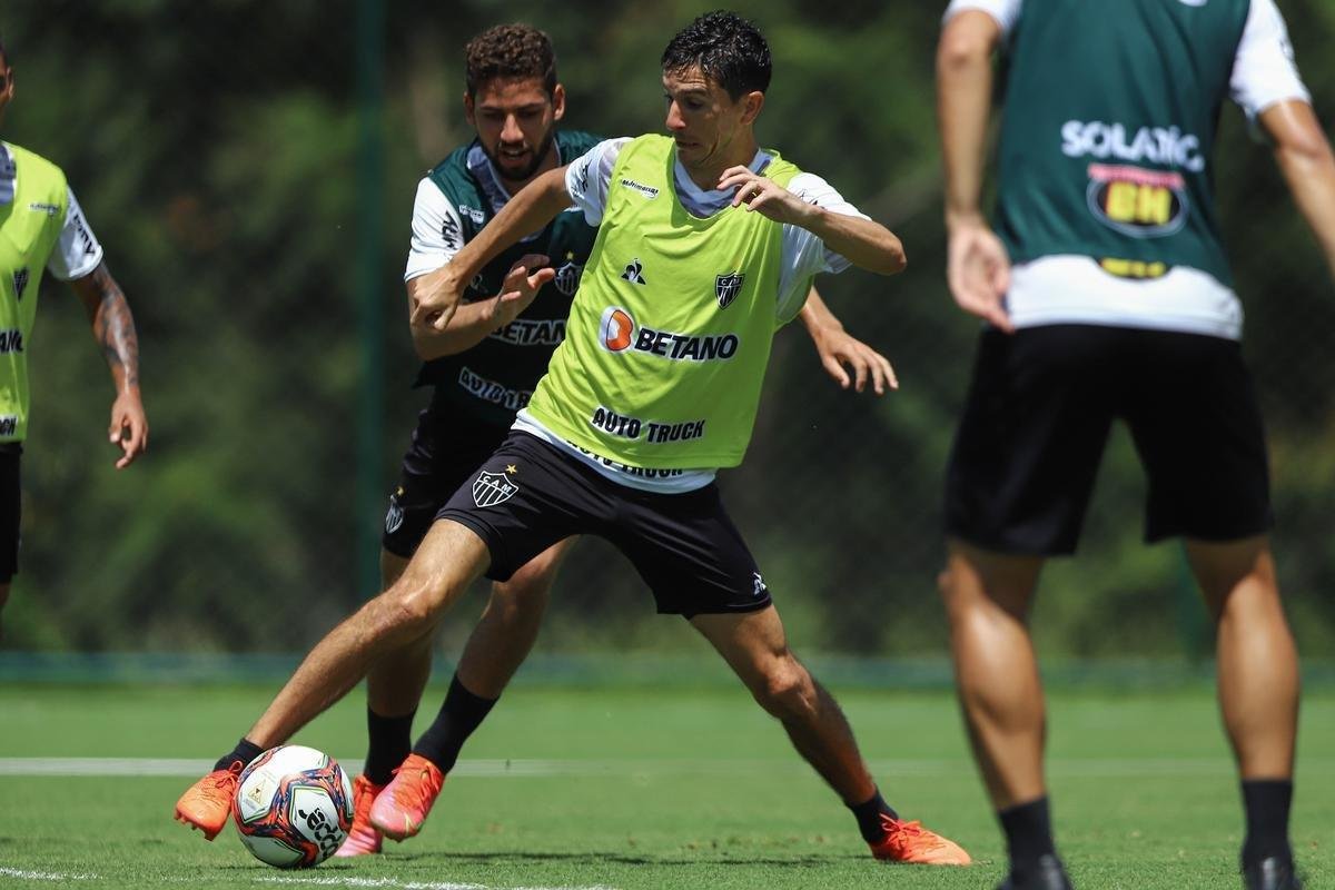 Treino do Atlético em campo. Jogadores fizeram atividade pela manhã no gramado. No período da tarde, trabalho foi na academia